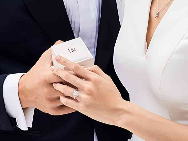 求婚戒指买多少价位的(求婚戒指价格多少合适)