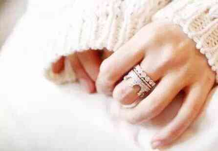 女生戒指戴法含义(女生戒指戴法含义是什么)