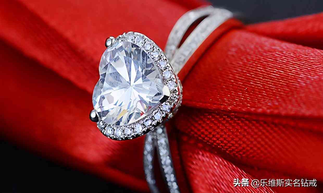 订婚钻戒戴在哪个手指上(结婚戒指和订婚戒指戴在哪个手指)