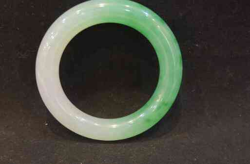 玉镯碎了最忌讳怎么处理(玉镯碎了怎么处理最好最吉利)