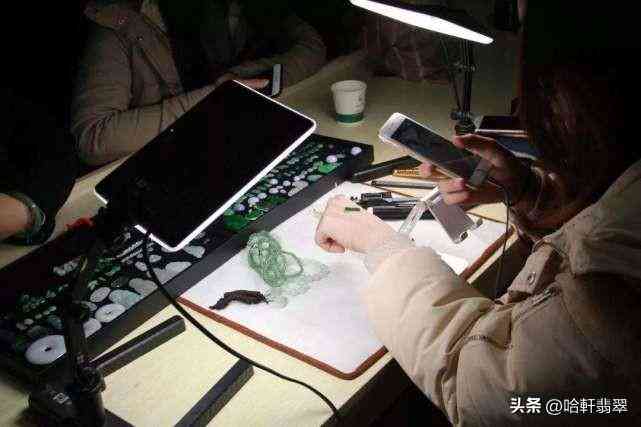 几百块的翡翠镯子怎么看真假(翡翠玉镯怎么看真假)