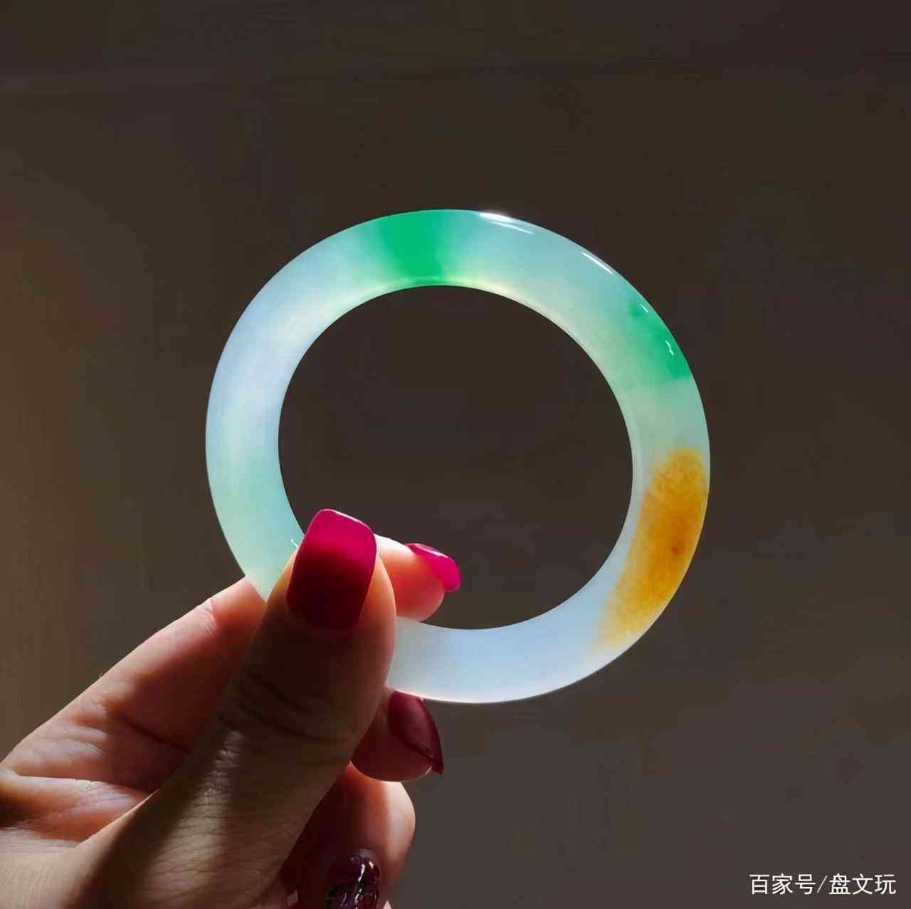 哪些人不适合戴玉镯(什么人不适合戴玉手镯)