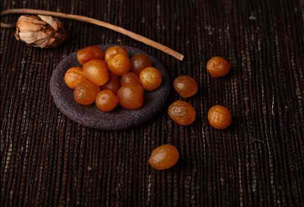 琥珀的功效(琥珀的功效与作用用量)