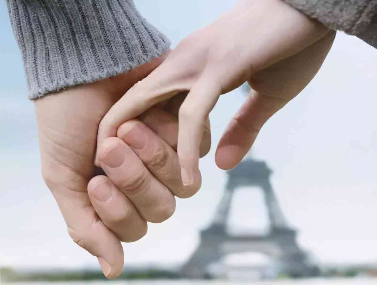 女右手中指戴戒指代表啥(女性戒指戴右手中指代表什么)