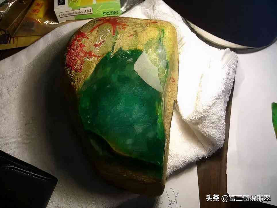 翡翠原石用什么切割(翡翠原石切石)