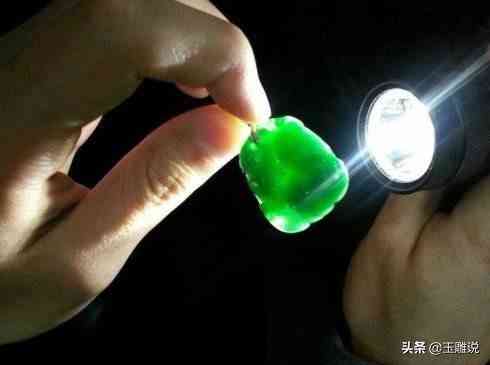 翡翠真假鉴别(翡翠真假鉴别方法紫光灯)