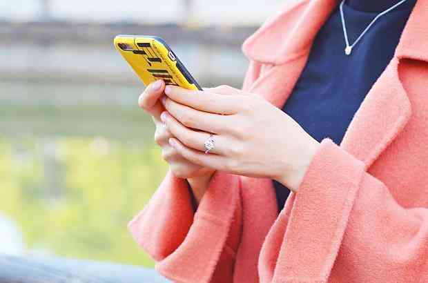 女孩左手无名指戴戒指含义(女生左手无名指戴戒指含义)