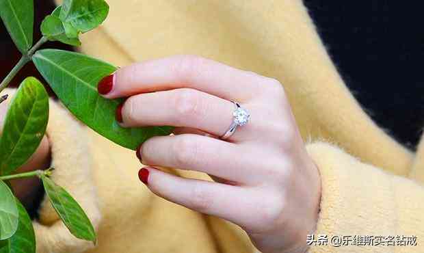戒指戴中指表示什么意思(戒指戴中指表示什么意思女生)