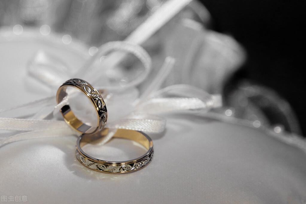 女生手指带戒指的含义怎么说(女生每个手指带戒指含义)