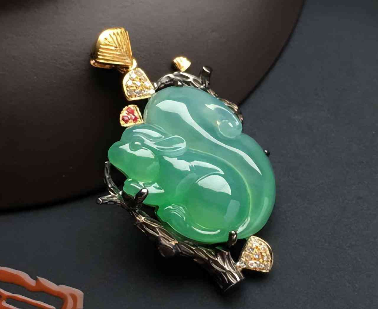 怎么区别真假翡翠(如何辨别真翡翠和假翡翠)