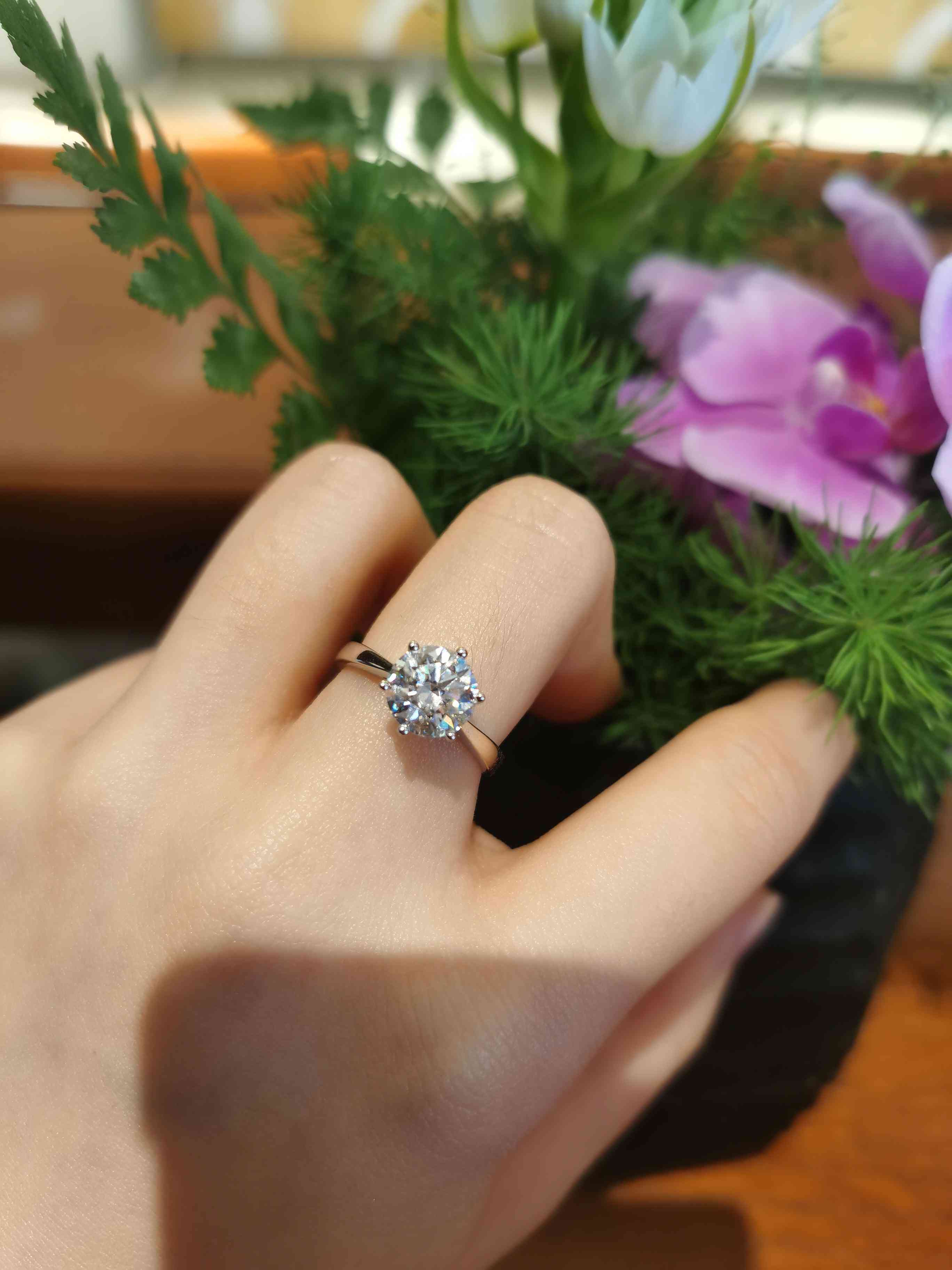 三百多元的莫桑钻戒是真的吗(几块钱的莫桑钻是真的吗)