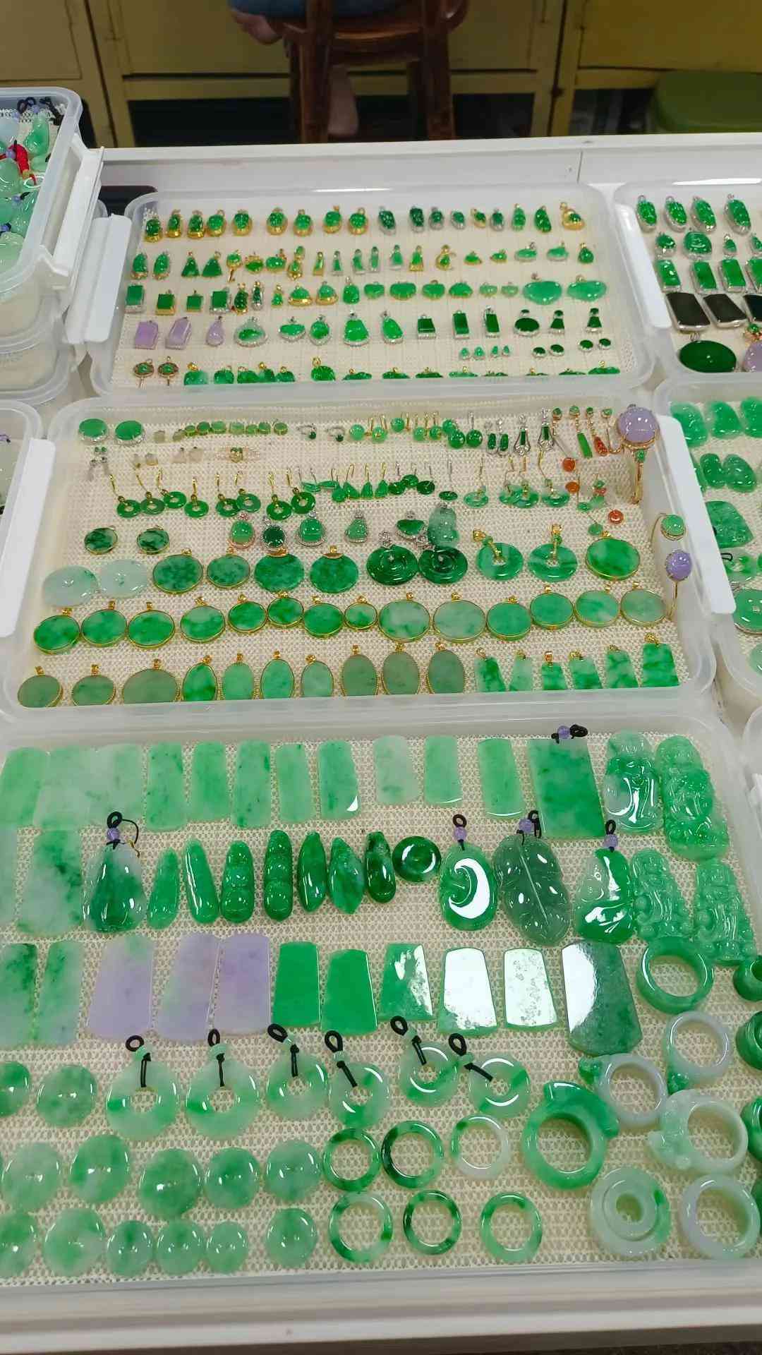 翡翠绿色分类及等级(翡翠绿色分类及等级图片)