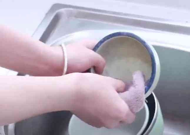 银镯子戴左手还是右手(女士银镯子戴左手还是右手)