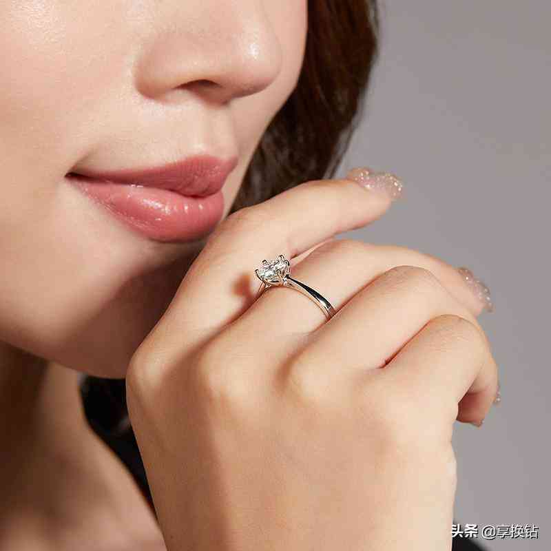 女生左手中指戒指追不追(女生左手食指戒指追不追)