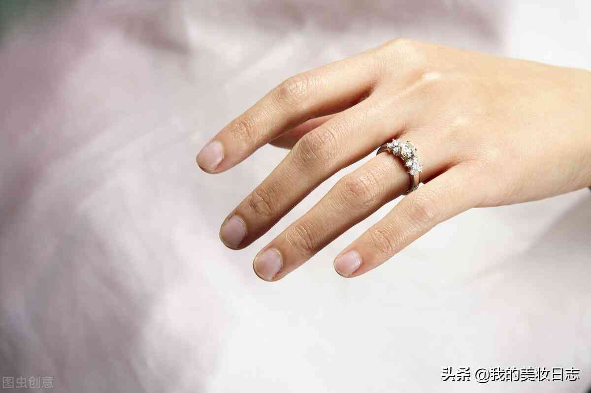 单身女生戴戒指戴法(单身女生戴戒指戴法图)