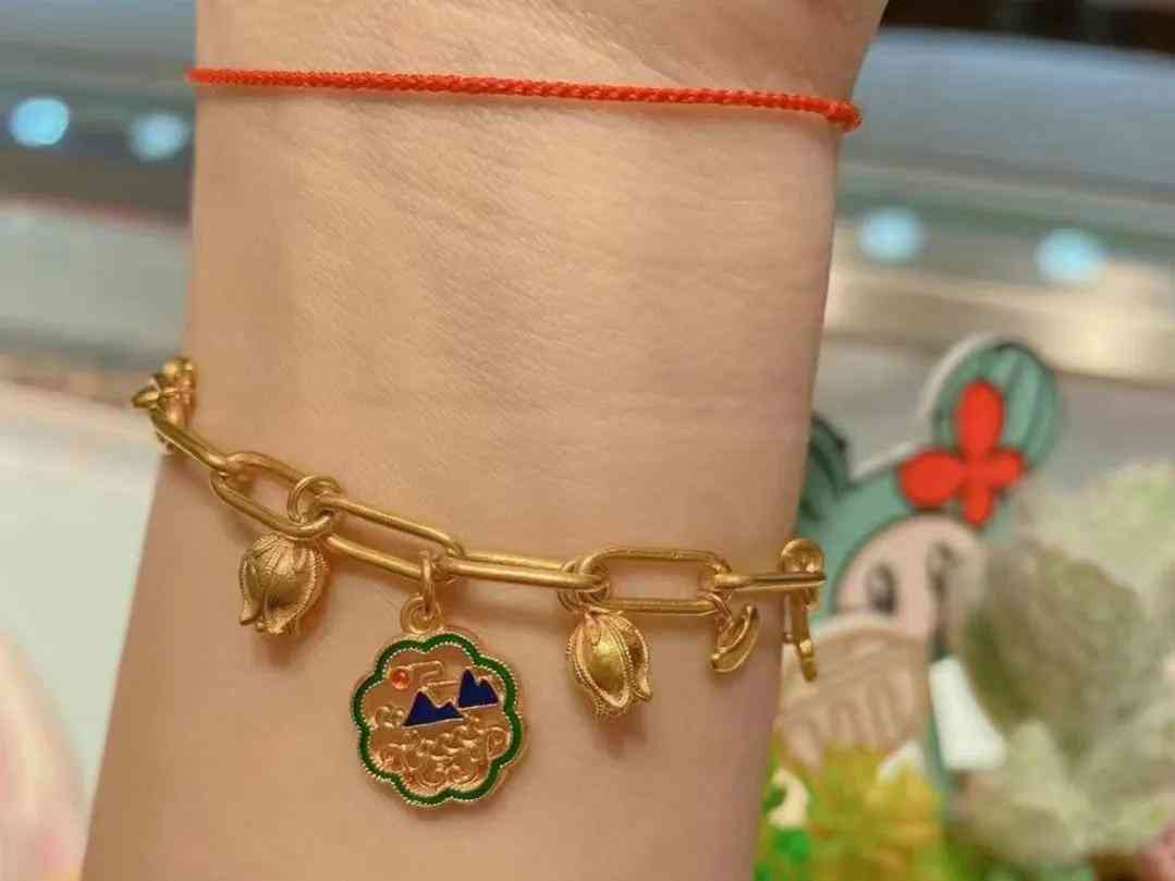 女人戴多少克的黄金项链好看(女人戴项链多少克比较好)