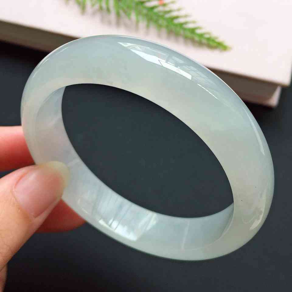 一万元左右的翡翠手镯(一万元的翡翠手镯怎么样)