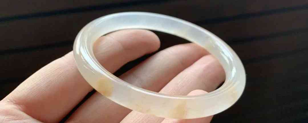 玉手镯怎么看真假好坏(玉手镯怎么看真假好坏最便宜的价格)