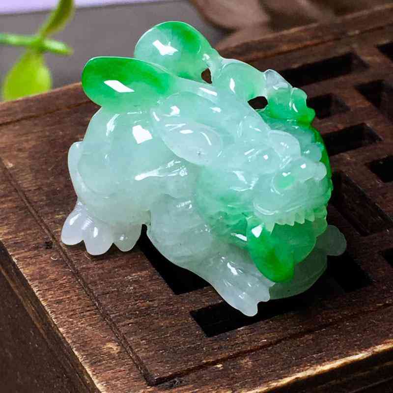 翡翠貔貅的佩戴禁忌(带翡翠貔貅吊坠的讲究和忌讳)