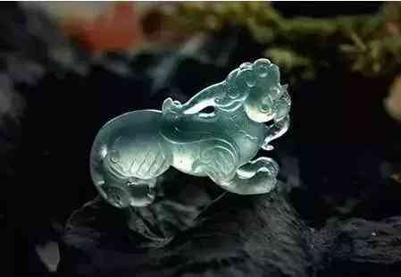 翡翠貔貅的寓意及象征(翡翠貔貅吊坠的寓意是什么)