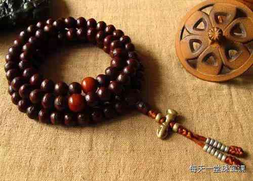 手链戴左手还是右手(三合手链戴左手还是右手)