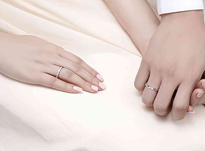 情侣对戒戴哪个手指男女(情侣对戒戴哪个手指头)