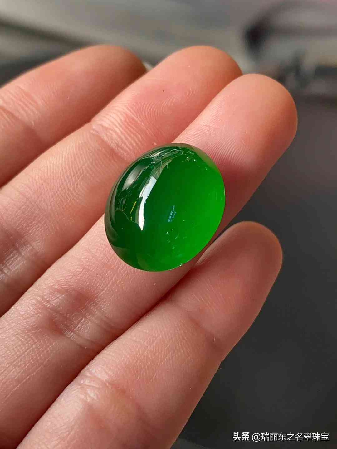 和田玉值钱还是翡翠值钱(翡翠和和田玉有什么区别,谁值钱)