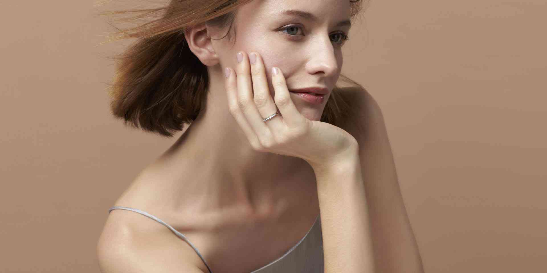 女士结婚戒指戴哪只手(女士结婚戒指戴哪只手比较好)