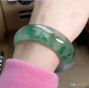 玉手镯怎么养才会越来越透亮(如何养玉手镯使它变亮)