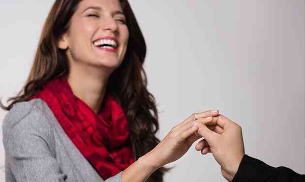 结婚钻戒戴在哪个手指(结婚钻戒戴在哪个手指上)