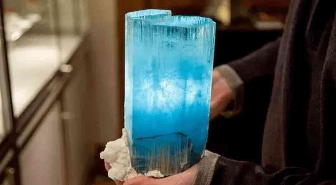 海蓝宝原石价格(海蓝宝原石价格走势)