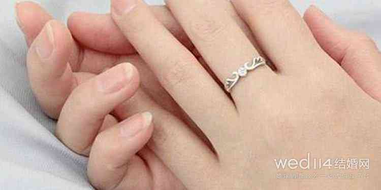 戒指戴在中指上(戒指戴在中指上是什么意思女人)