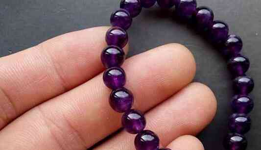 紫水晶戴哪只手(紫水晶戴哪只手比较好女性)