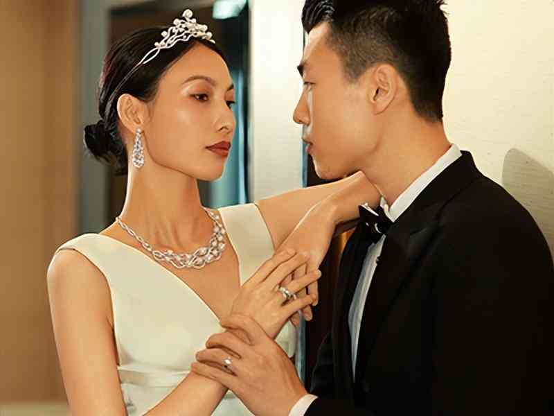 女孩子结婚戒指戴哪只手(女孩子结婚戒指戴哪只手图片)