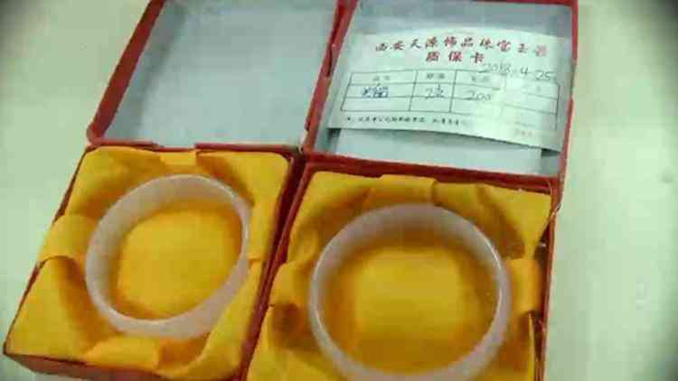 蓝田玉手镯值多少钱(蓝田玉手镯值多少钱一个)