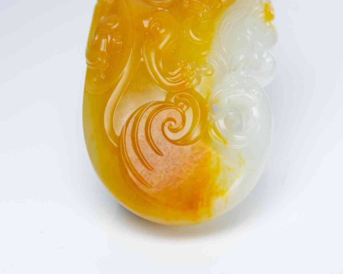 怎么分辨和田玉的好坏(真玉和假玉在灯光下有啥区别)插图1