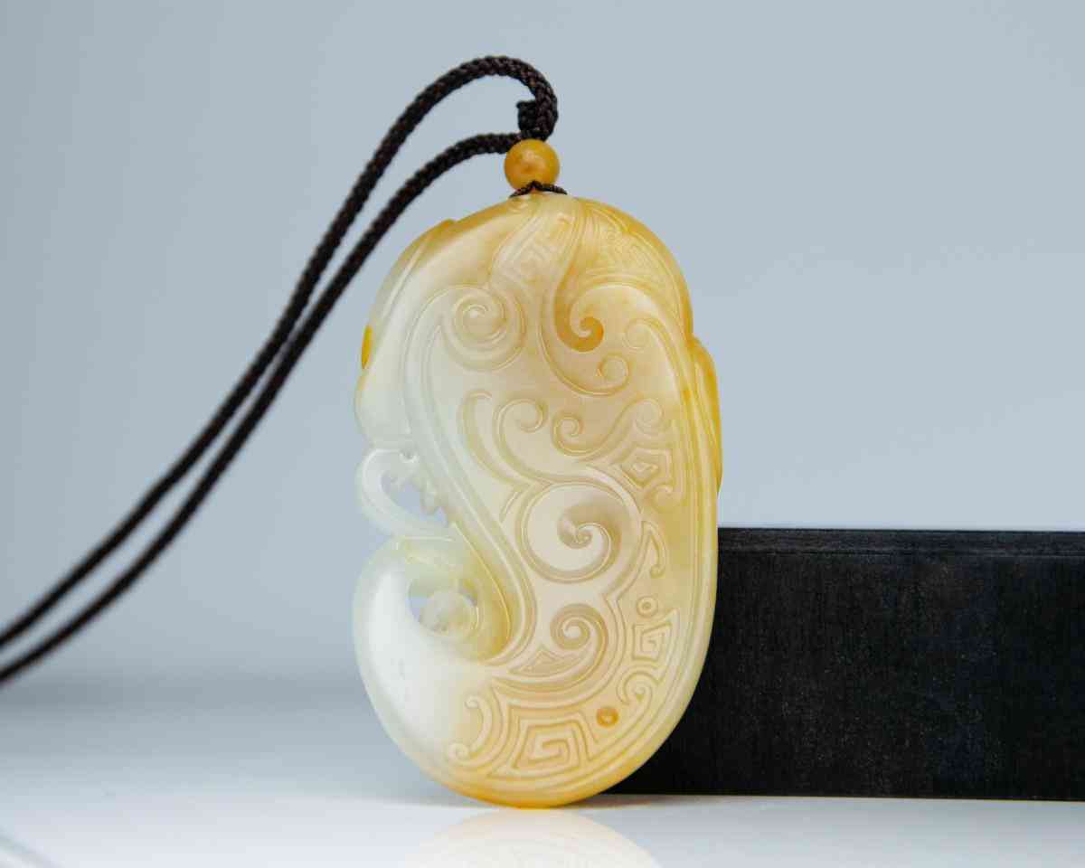 怎么分辨和田玉的好坏(真玉和假玉在灯光下有啥区别)插图6