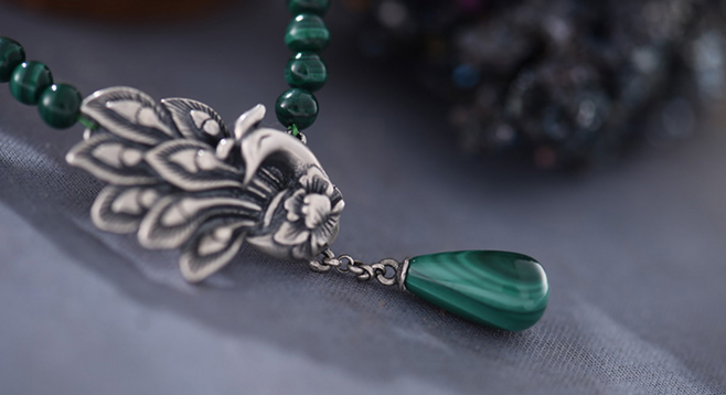 女人戴孔雀石的寓意(孔雀石吊坠值钱吗)插图1