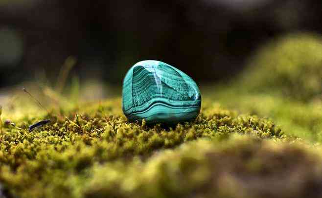 女人戴孔雀石的寓意(孔雀石吊坠值钱吗)插图2