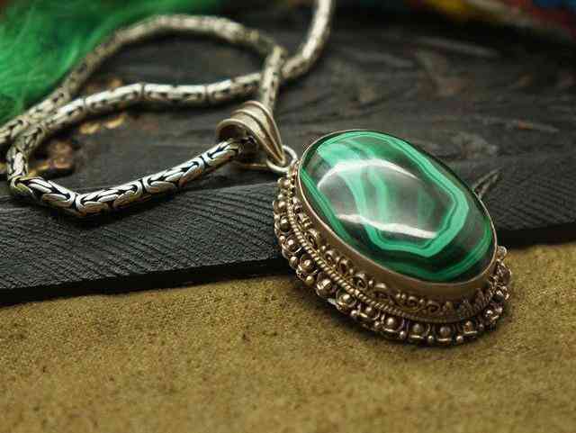 女人戴孔雀石的寓意(孔雀石吊坠值钱吗)插图5