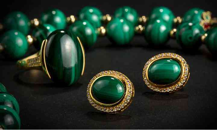 女人戴孔雀石的寓意(孔雀石吊坠值钱吗)插图6