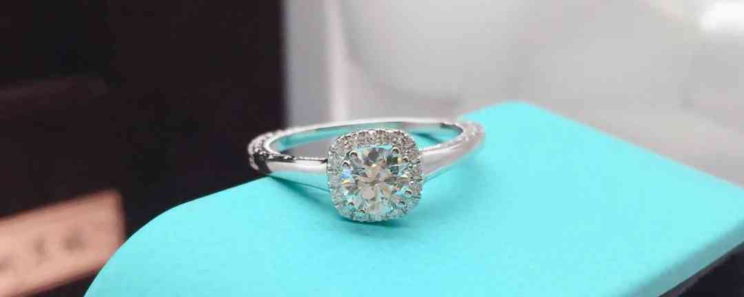 钻戒怎么辨别真假(周大福钻戒怎么辨别真假)