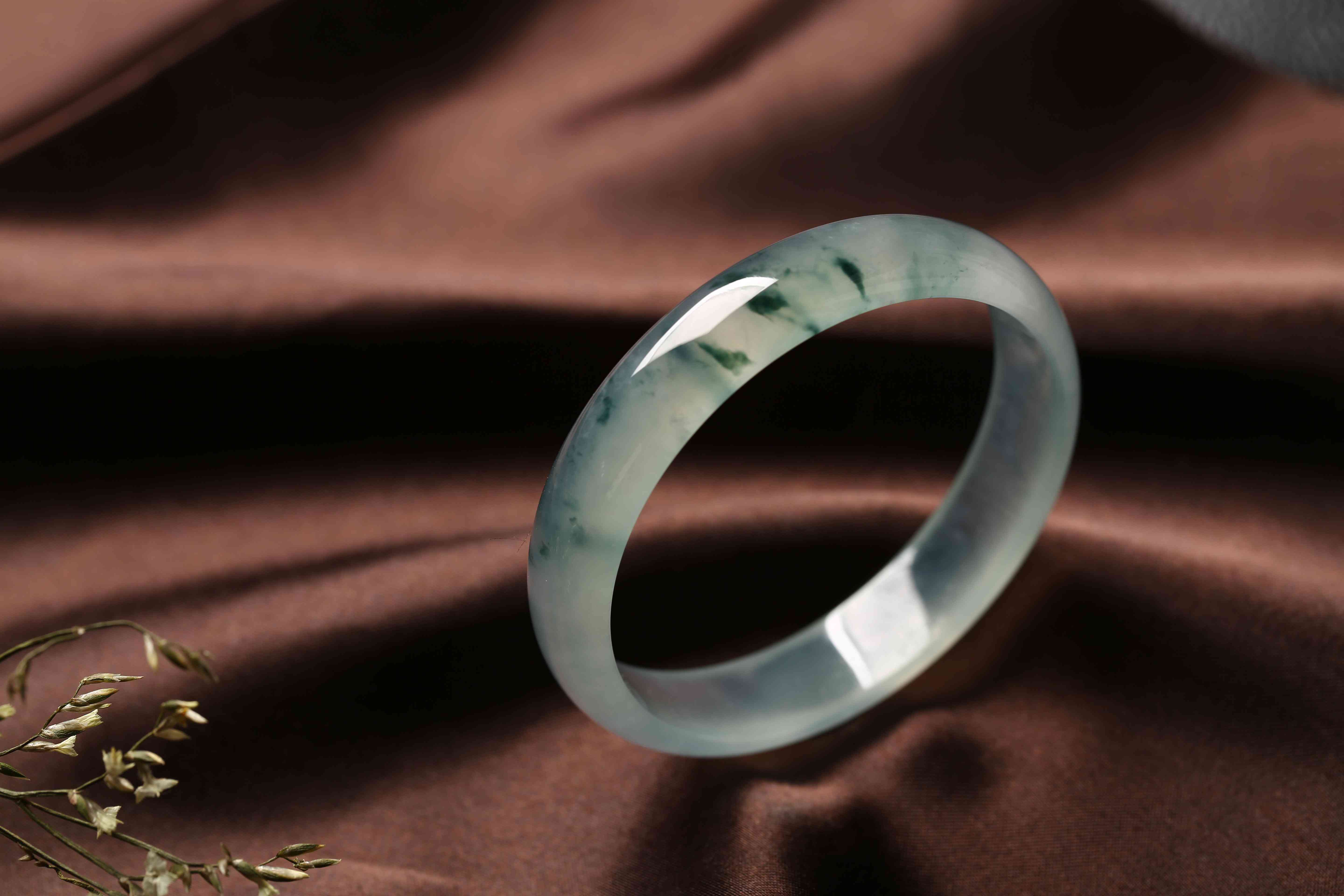 翡翠手镯a货价格(翡翠手镯a货价格5000)