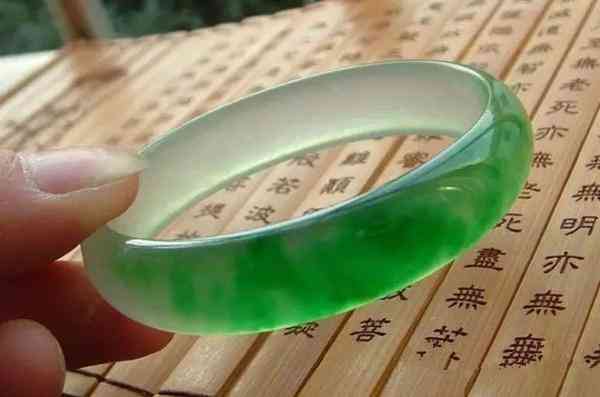 翡翠手镯a货价格(翡翠手镯a货价格5000)插图2