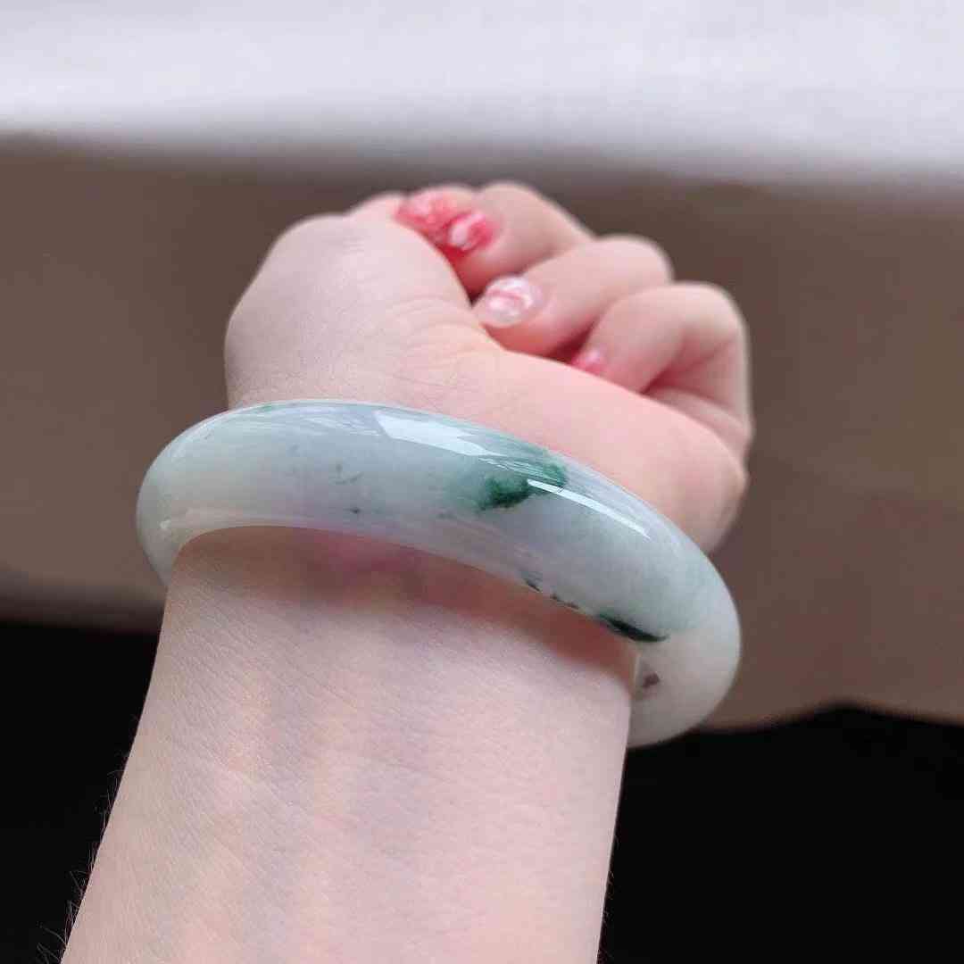 玉和翡翠的区别价格(玉和翡翠的区别价格一样吗)插图2