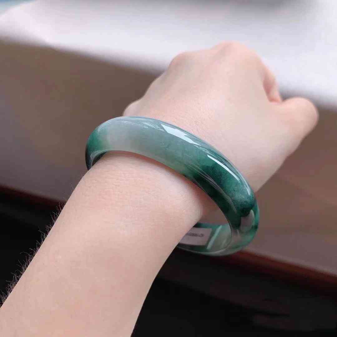 玉和翡翠的区别价格(玉和翡翠的区别价格一样吗)插图3