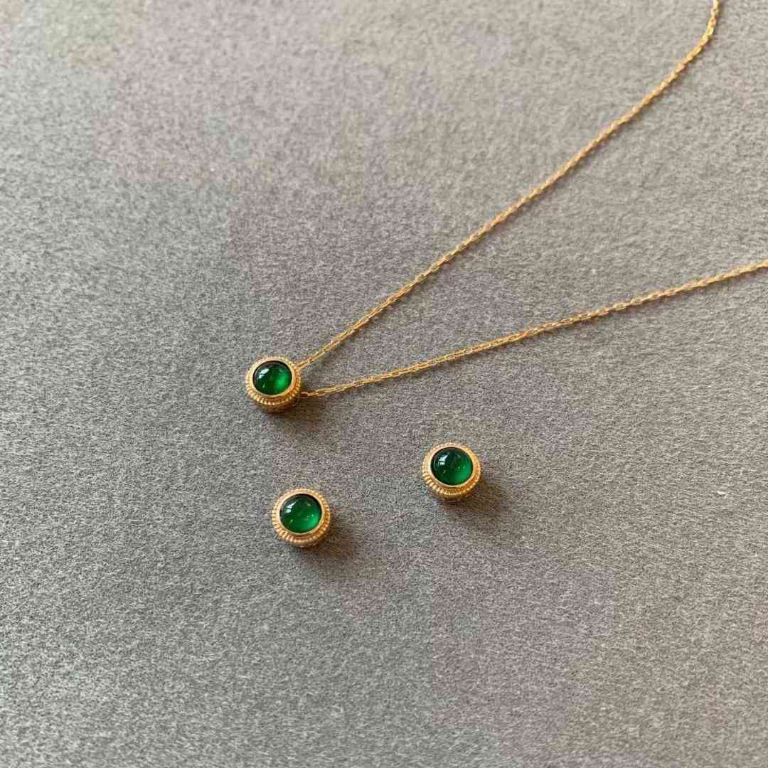 玉和翡翠的区别价格(玉和翡翠的区别价格一样吗)插图4