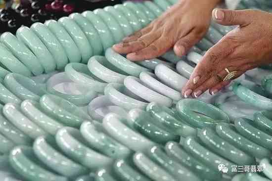 假的翡翠手镯是用什么做的(假的翡翠手镯戴久会有什么变化)