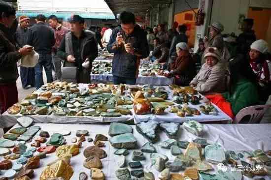 假的翡翠手镯是用什么做的(假的翡翠手镯戴久会有什么变化)插图2 假的翡翠手镯是用什么做的(假的翡翠手镯戴久会有什么变化)插图2