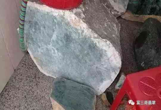 假的翡翠手镯是用什么做的(假的翡翠手镯戴久会有什么变化)插图3 假的翡翠手镯是用什么做的(假的翡翠手镯戴久会有什么变化)插图3